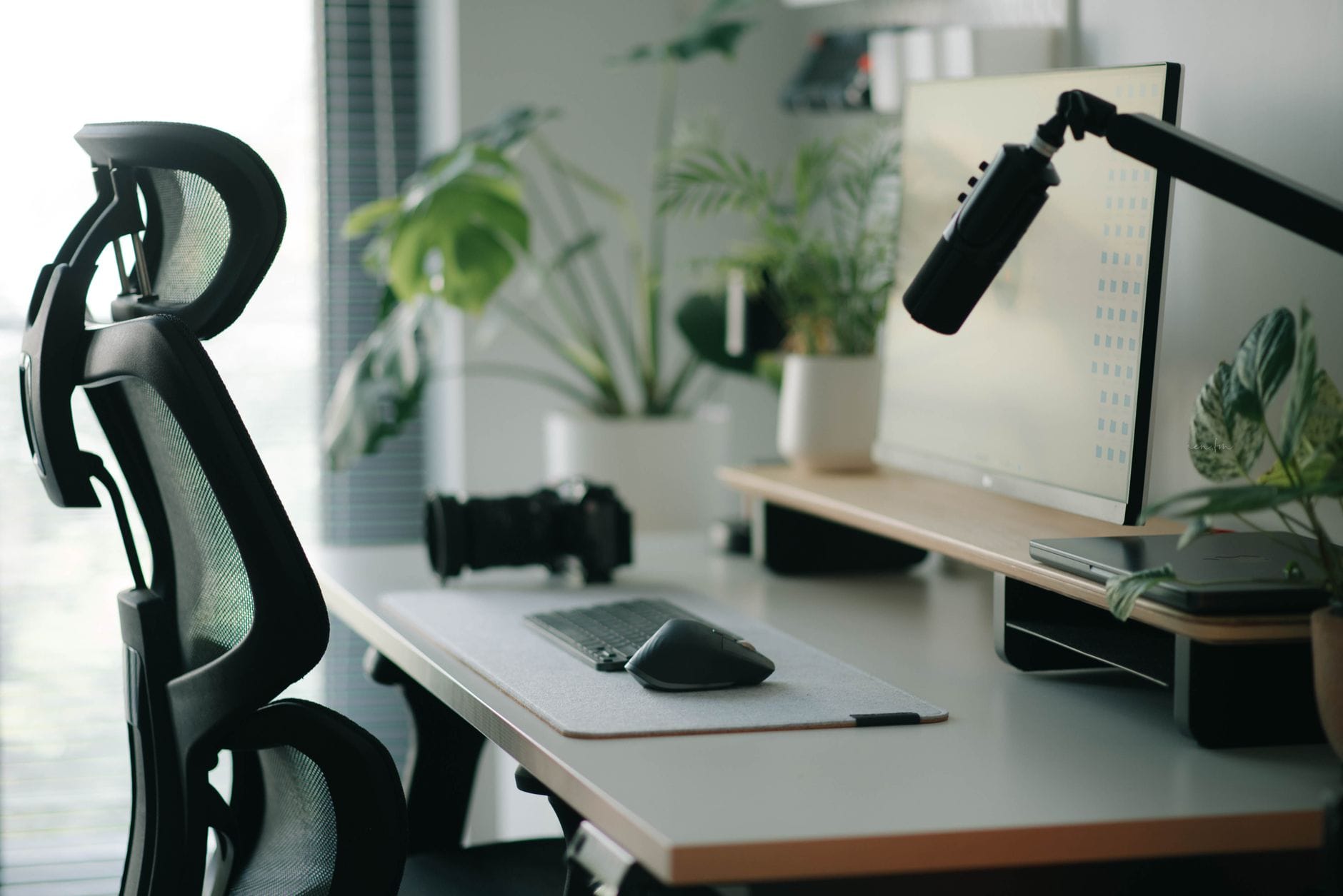 Ergonomiczne triki do mikrobiura w kawalerce, dzięki którym zyskasz komfort bez zajmowania przestrzeni Nowoczesne mikrobiuro w kawalerce z ergonomicznym fotelem i roślinami